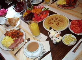 Breakfast includesfresh fruit, juice, coffee from Germany, stuffed French crepes, grilled herbal potatoes, fried ham or bacon, eggs,homemade organic jams and  other European or American specialties.There are no processed foods in my preparations.All of my food is made from scratch using organic ingredients.