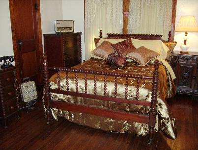 Inexpensive Guest Room, queen size bed, antique decoration, great place for children